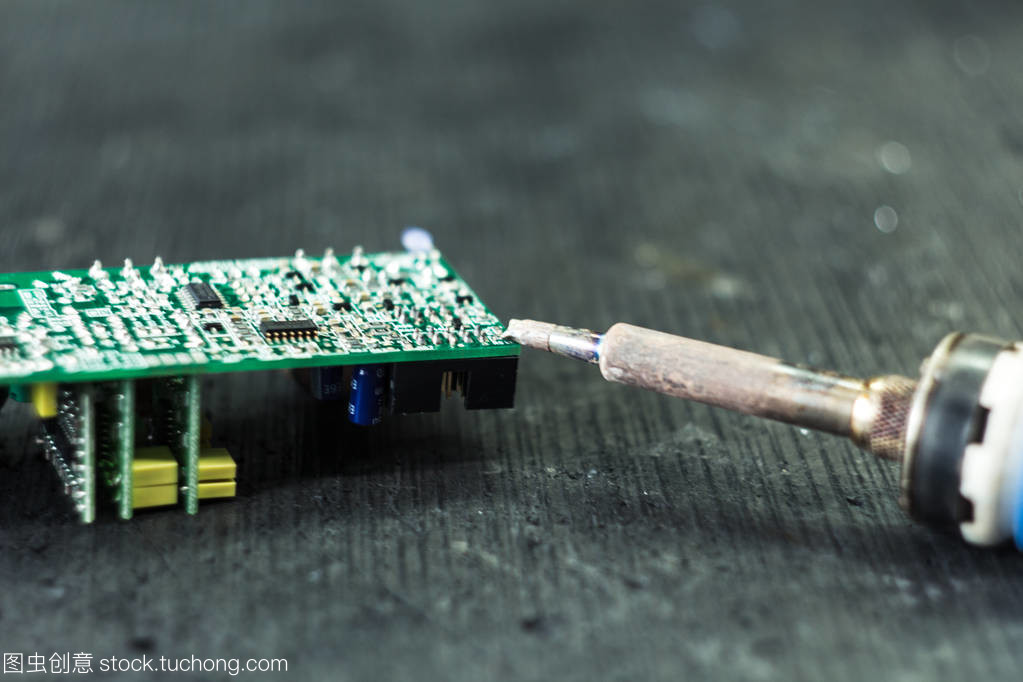 烙鐵與焊錫 深色背景下的電子維修藝術